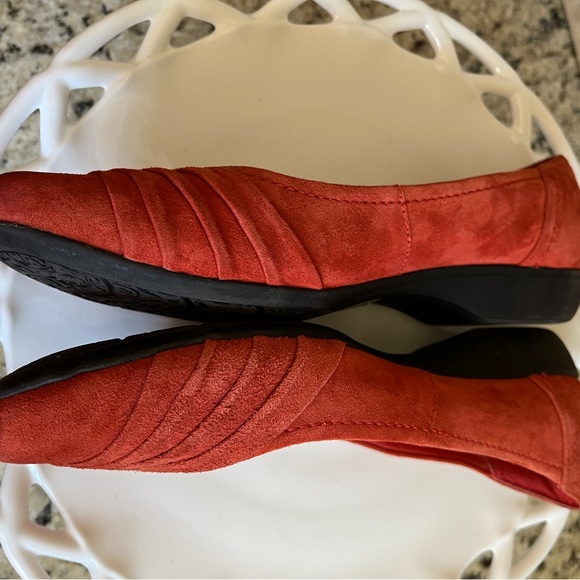Clarks Bendables Deep Orange Rust Suede Leather Flats EUC - Picture 11 of 16